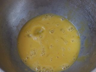 4、一颗草莓马芬,鸡蛋打散