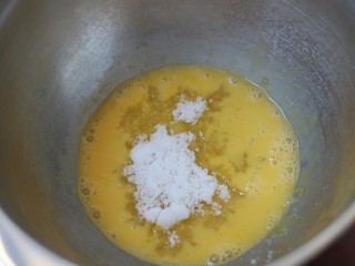 5、一颗草莓马芬,加糖搅拌至乳化