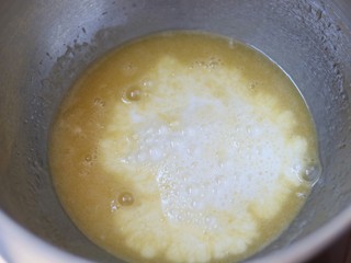 7、一颗草莓马芬,加入牛奶液搅拌均匀