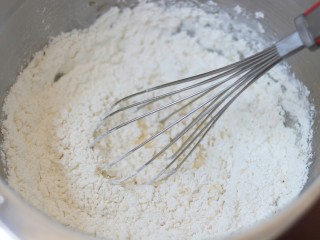 8、一颗草莓马芬,倒入提前过筛好的粉类