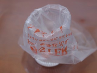 9、一颗草莓马芬,将裱花袋装入高杯子中
