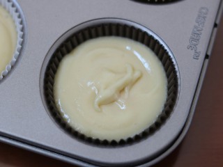 11、一颗草莓马芬,将面糊挤入模具中