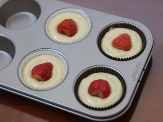 12、一颗草莓马芬,放上提前清理好的草莓。