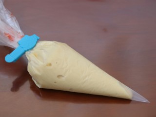 10、一颗草莓马芬,将面糊倒入裱花袋中