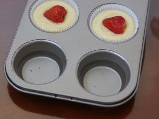 13、一颗草莓马芬,剩下两个模具杯子中要放上水，以免空烤对模具的损伤