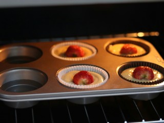 14、一颗草莓马芬,放入提前预热好的烤箱中180℃中下层 30分钟