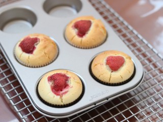 15、一颗草莓马芬,出炉放凉