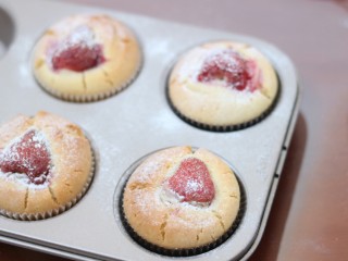 16、一颗草莓马芬,筛入糖粉