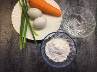 1、胡萝卜鸡蛋饼,准备好所有食材