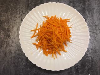 2、胡萝卜鸡蛋饼,胡萝卜切细丝，越细越容易熟