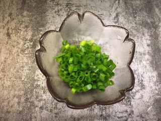 3、胡萝卜鸡蛋饼,香葱切末