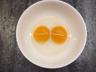 4、胡萝卜鸡蛋饼,鸡蛋打入碗中