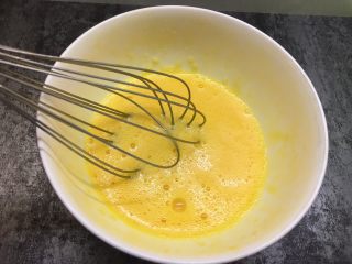 5、胡萝卜鸡蛋饼,用打蛋器打散
