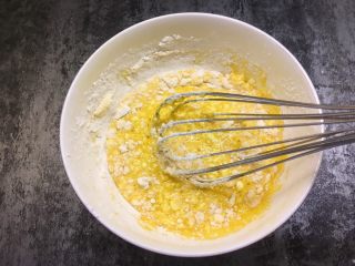 7、胡萝卜鸡蛋饼,搅拌均匀