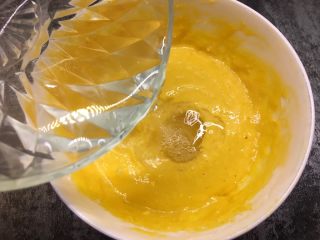 8、胡萝卜鸡蛋饼,加入清水搅拌均匀