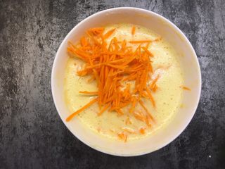 9、胡萝卜鸡蛋饼,加入胡萝卜丝