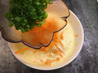 10、胡萝卜鸡蛋饼,加入香葱末