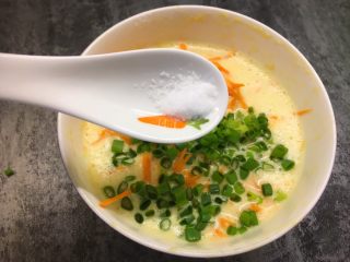 11、胡萝卜鸡蛋饼,加入一勺盐