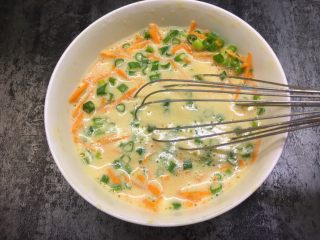12、胡萝卜鸡蛋饼,搅拌均匀