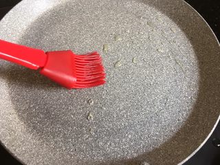 13、胡萝卜鸡蛋饼,平底锅抹上少许油