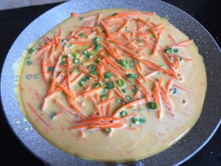 14、胡萝卜鸡蛋饼,倒入面糊摊平