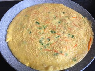 15、胡萝卜鸡蛋饼,一面煎凝固后翻面继续煎