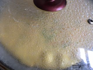 16、胡萝卜鸡蛋饼,煎的时候可以盖上锅盖，胡萝卜更容易熟