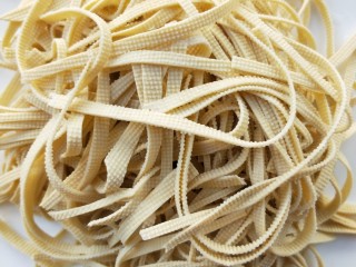 1、凉拌千张韭菜,千张洗净切细丝。