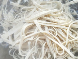 2、凉拌千张韭菜,锅中水烧开，放千张，煮沸后再煮两分钟。