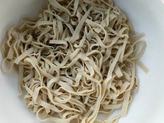 3、凉拌千张韭菜,捞出，沥干，稍放凉装大碗中。