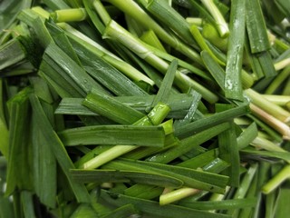 4、凉拌千张韭菜,韭菜洗净切寸断。