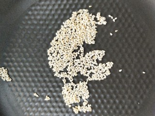 5、凉拌千张韭菜,白芝麻用不粘锅小火炒香。