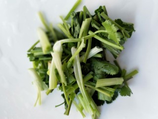 6、凉拌千张韭菜,香菜洗净切寸断。