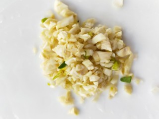 7、凉拌千张韭菜,蒜末。