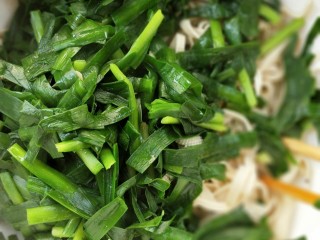 9、凉拌千张韭菜,放凉后倒入装千张的大碗