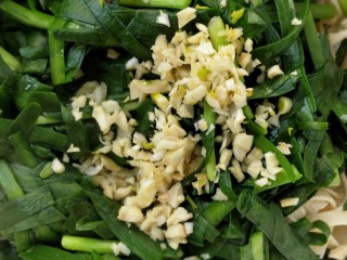 10、凉拌千张韭菜,放蒜末。