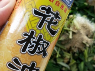 14、凉拌千张韭菜,滴花椒油。