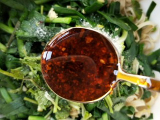 15、凉拌千张韭菜,加辣椒油。