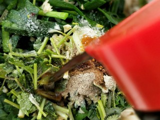 16、凉拌千张韭菜,加老醋。