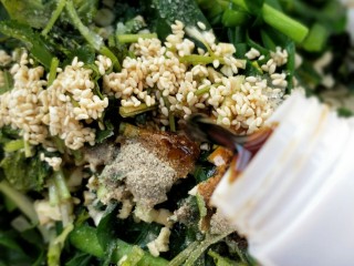 17、凉拌千张韭菜,加生抽和炒香的芝麻。