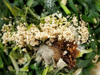 18、凉拌千张韭菜,加一点香油。