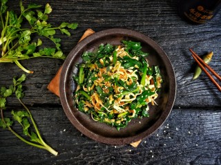 19、凉拌千张韭菜,搅拌均匀。