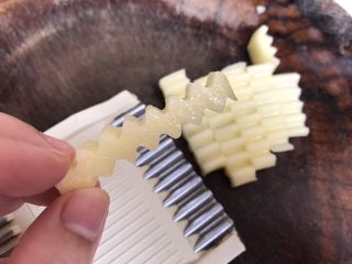 3、孜然土豆条,再波浪刀切条
