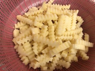 6、孜然土豆条,冲洗后捞起沥干水