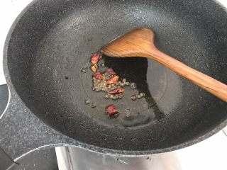 10、孜然土豆条,花椒，辣椒先炒香（喜辣的多加辣椒哈）