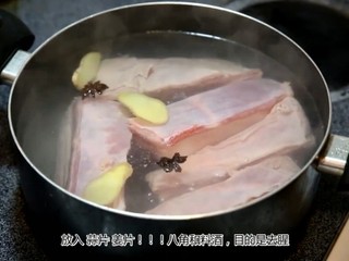 2、三种饭团,煮一锅水，放入姜片和八角，放入五花肉和料酒，煮开后转中火煮30分钟