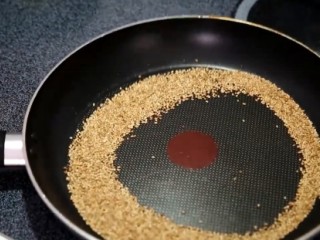 6、三种饭团,热锅炒一下白芝麻