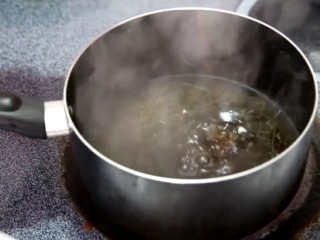 7、三种饭团,煮一锅水，倒入昆布丝、冰糖、味琳、生抽，再倒一点清酒