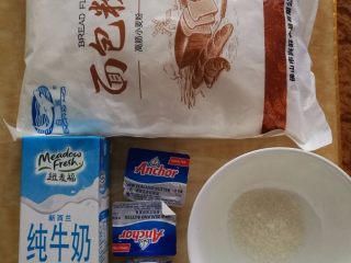 1、鲜虾火腿披萨,准备好饼皮所需材料。