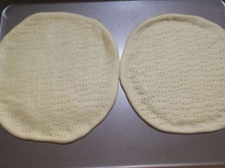 5、鲜虾火腿披萨,5.在上面用叉子戳一些小洞,盖上保鲜膜,静置20分钟。静置的时候我们可以处理别的食材。